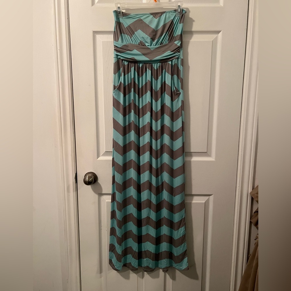 Adorable Maxi Dress - with pockets!! Size medium.